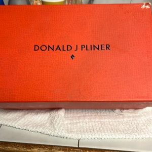 Donald J Pliner EDIEE-D 7.5 M women’s Black Crepe Elastic -EUC